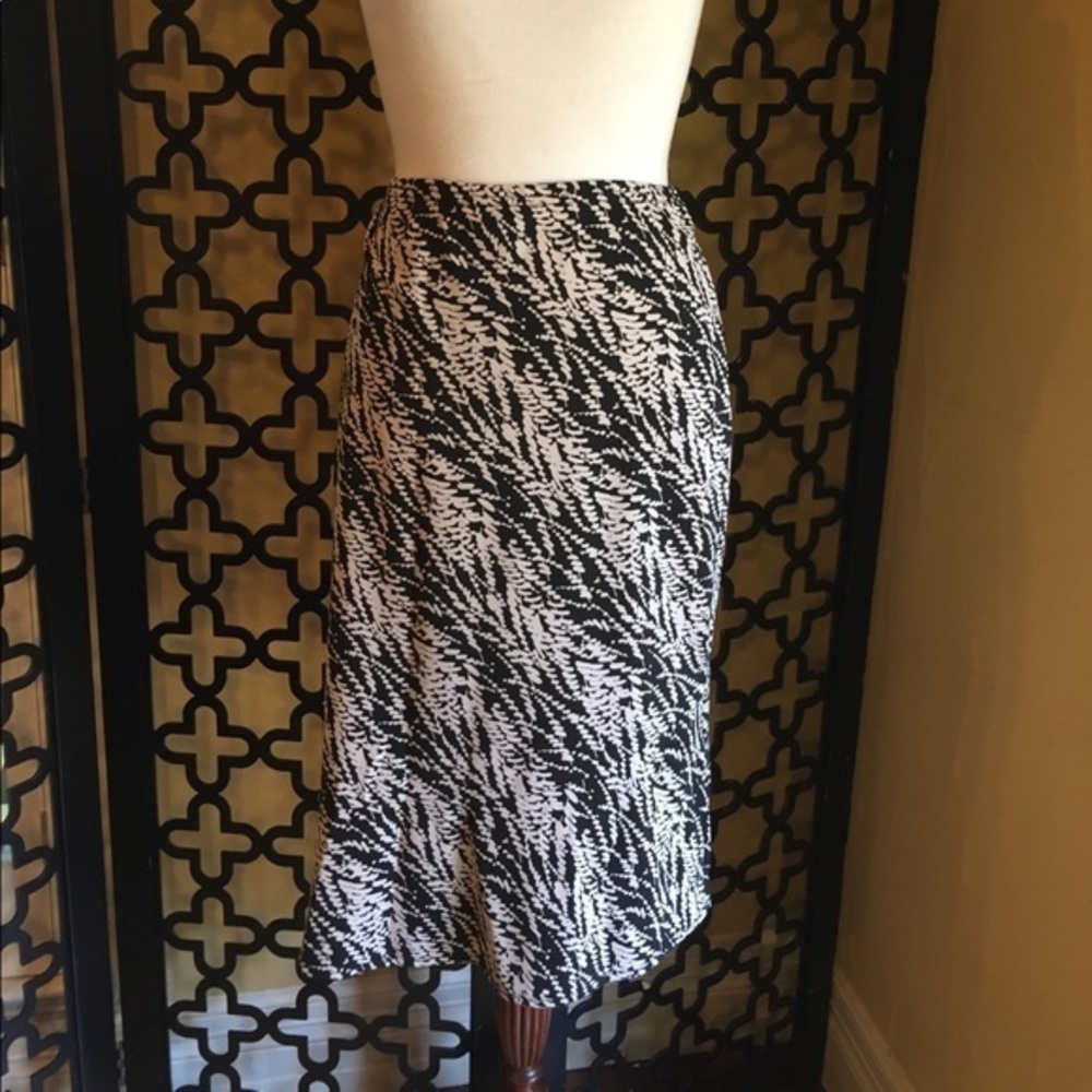 AXCESS BY‎ LIZ CLAIBORNE PRINTED BLK AND WHITE  MIDI  SKIRT SIZE LARGE